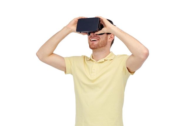 tecnologia 3d, realidade virtual, entretenimento e conceito de pessoas - jovem feliz com fone de ouvido de realidade virtual ou óculos 3d