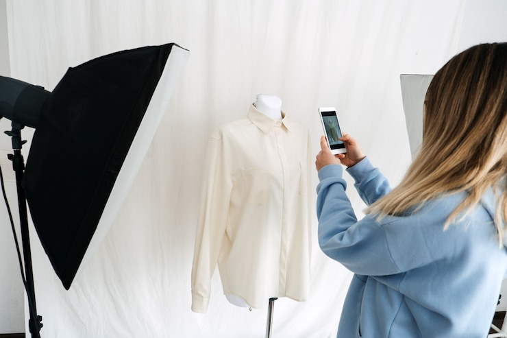 Foto tecnología ar vr en la industria de la moda. diseñadora de ropa en maniquí por teléfono celular para aplicación de realidad aumentada. soluciones ar vr en moda y retail.