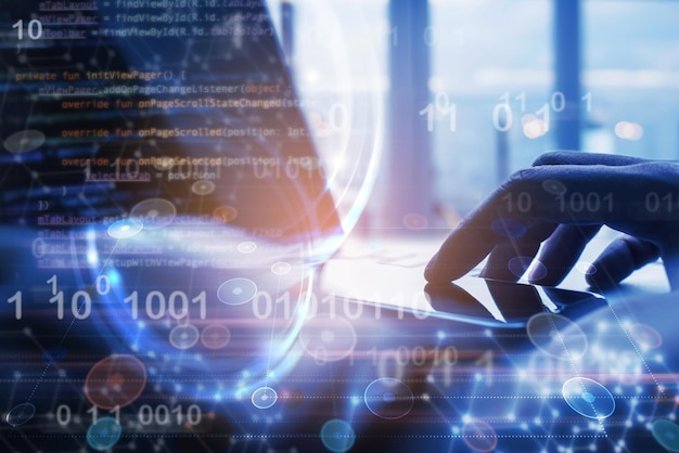 Tecnología blockchain desarrollo de software digital concepto de IoT programador de programación desarrollador de software que trabaja en teléfonos inteligentes portátiles con código de computadora binario y grandes datos
