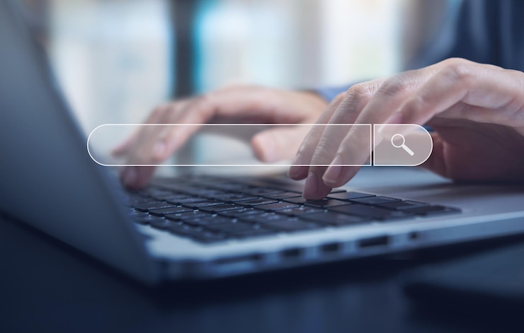 Foto tecnología de búsqueda de datos optimización de motores de búsqueda seo mujeres escribiendo con las manos en el teclado de la computadora portátil para buscar la información