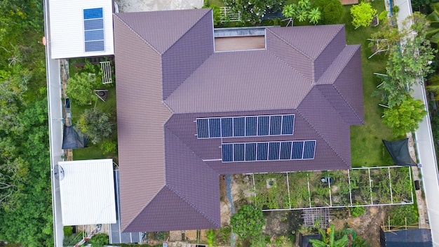 Tecnología celda solar Celda solar en el techo de una casa residencial tecnología moderna tecnología limpia de energía solar
