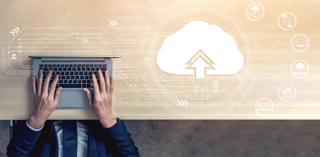 Tecnología de computación en la nube y almacenamiento de datos en línea para el concepto de red empresarial.