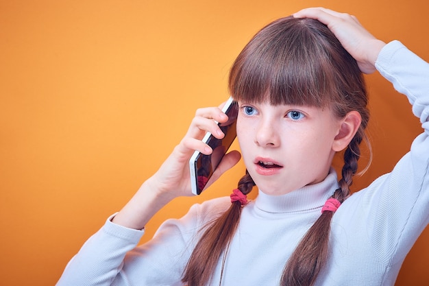 Tecnología y comunicación chica adolescente caucásica hablando por teléfono