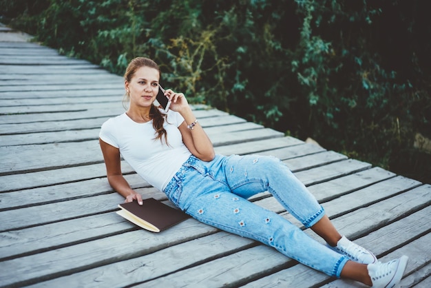 Tecnología y comunicación feliz mujer sonriente con teléfono móvil llamando usando la aplicación