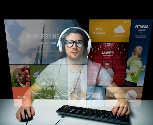 tecnología, comunicación, medios de comunicación, realidad virtual y concepto de personas: joven con auriculares y anteojos con teclado de computadora sobre pantalla virtual
