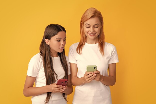 Tecnología de comunicación moderna madre e hija escribiendo y enviando mensajes de texto