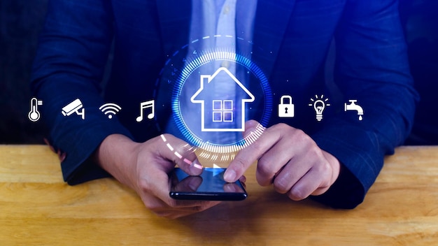 Tecnologia de casa inteligente O usuário toca na tela virtual para gerenciar os recursos da casa inteligente, incluindo a temperatura da iluminação de segurança.