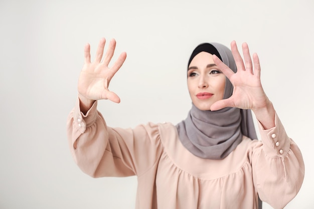 Tecnologia de cenário virtual. Mulher oriental em hijab