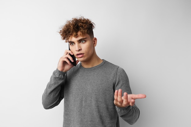 Tecnologia de homem atraente com fundo isolado de selfie de telefone