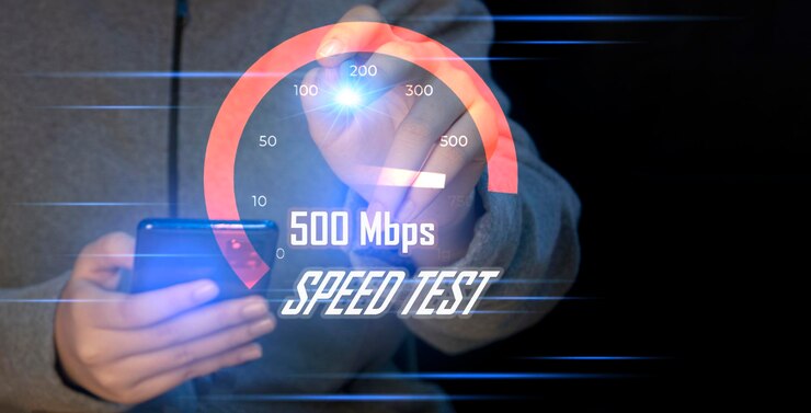 Foto tecnologia de largura de banda de rede de teste de velocidade de conexão de internet rápida homem usando internet de alta velocidade com smartphone e computador portátil optimização de velocidade de qualidade 5g