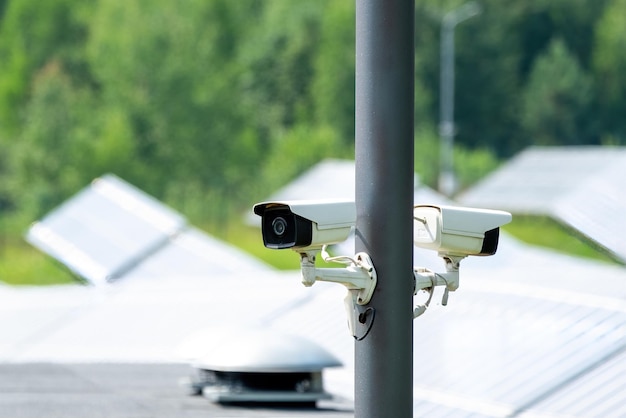 Tecnologia de segurança do sistema CCTV Duas câmeras IP CCTV instaladas têm tampa à prova d'água para proteger o conceito do sistema de segurança da câmera