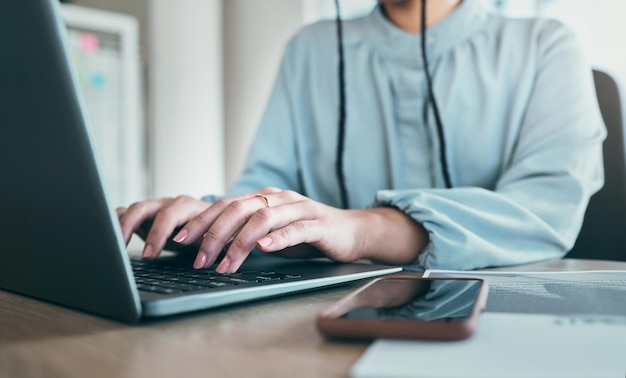 Tecnologia de teclado de laptop ou mãos de mulher digitando relatório de negócios postagem de publicidade em rede social ou revisão da experiência do cliente Closeup pessoa trabalhando em análise ou projeto de mídia de postagem de blog on-line