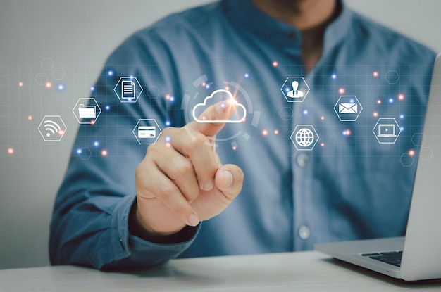 Tecnología de diagrama de computación en la nube Almacenamiento de datos Concepto de servicio de red e InternetEmpresario tocando el icono de la nube virtual