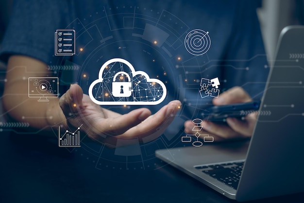 Tecnología de diagrama de computación en la nube Concepto de software de redes de Internet de almacenamiento de datos El hombre usa una computadora portátil con la pantalla virtual de la nube en la mano