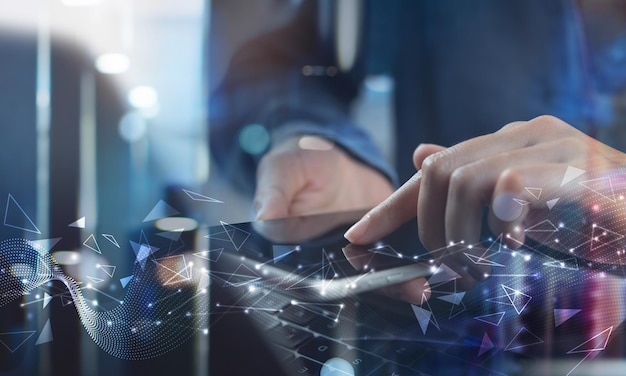 Tecnología digital concepto de big data Mujer que utiliza teléfono móvil inteligente y computadora portátil fondo de tecnología futurista abstracto