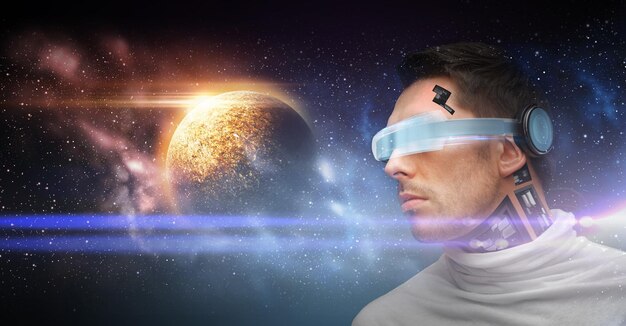 tecnología espacial futura y concepto de realidad virtual robot masculino con gafas 3D e implante de microchips o sensores sobre planetas y estrellas de fondo