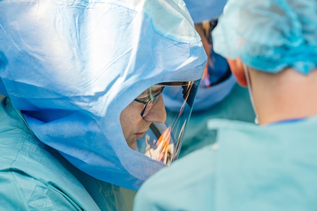 Tecnologia estéril para cirurgia de saúde Terno de proteção médica moderno