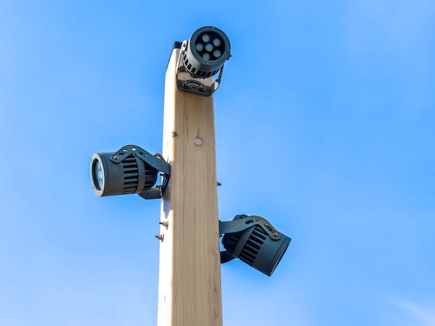 Tecnologia externa moderna do sistema de vigilância por vídeo CCTV no fundo do céu claro