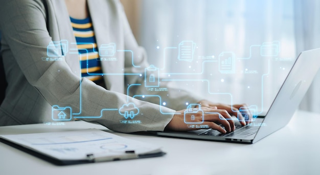 Tecnología financiera Blockchain para asegurar las criptomonedas para el pago en línea y las transacciones digitales Concepto de Fintech Hombre trabajando en computadora portátil teléfono inteligente y tableta con icono virtual