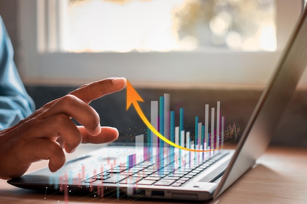 Tecnología de finanzas empresariales y comercio de inversiones inversor comerciante Fondos de inversiones bursátiles y activos digitales hombre de negocios analizando gráficos de comercio de divisas datos financieros