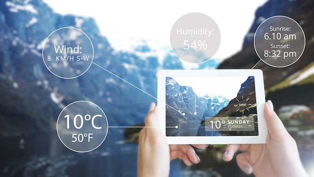 La tecnología de la información de Realidad Aumentada se muestra en una tableta en la montaña. Registro de datos de la estación meteorológica monitoreo inalámbrico, seguimiento y pronóstico de temperatura, humedad.