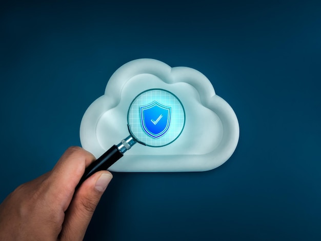 Tecnología de infraestructura de computación en la nube Solución de IA Sistema de almacenamiento de datos de seguridad Concepto de servicio Icono de escudo de seguridad en red de nube blanca enfocado por lente de lupa sobre fondo azul