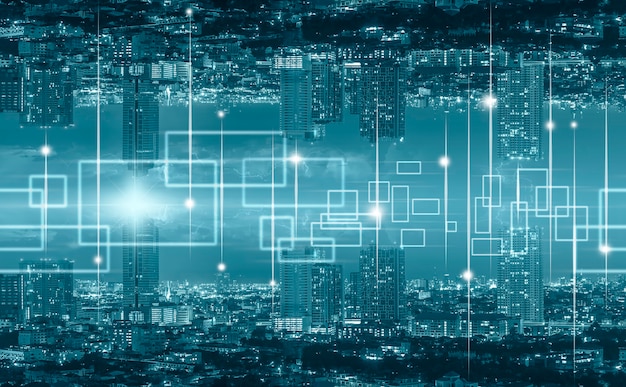 Tecnología de Internet de las cosas sobre el panorama del paisaje urbano de Bangkok durante la noche,