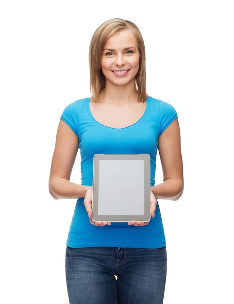 tecnología, internet, publicidad y concepto de personas - chica sonriente con tablet pc con pantalla en blanco