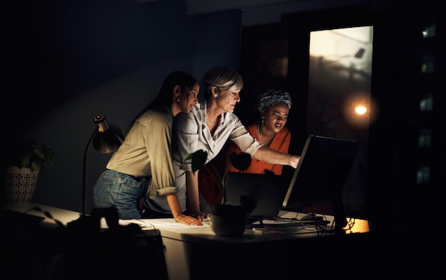 Tecnología y investigación de la agencia digital por la noche en la oficina para la diversidad de proyectos de la empresa y la fecha límite tardía Trabajo en equipo de negocios y estrategia en el lugar de trabajo como mujeres con agotamiento para la colaboración