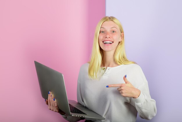 Tecnología moderna comunicación por internet niña sonriente con computadora personal nuevo dispositivo electrónico