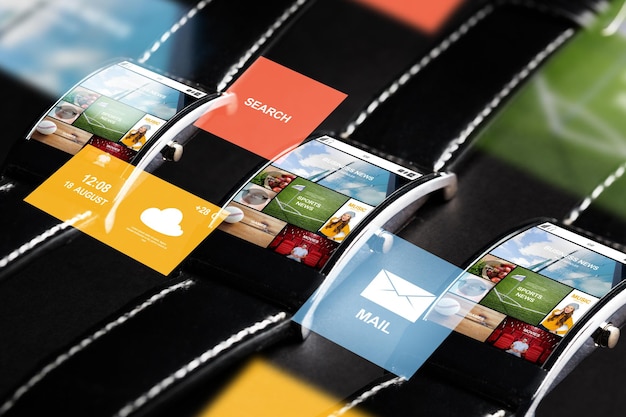 tecnologia moderna, conceito de objeto e mídia - close-up do conjunto de relógio inteligente preto com aplicativo de notícias na tela