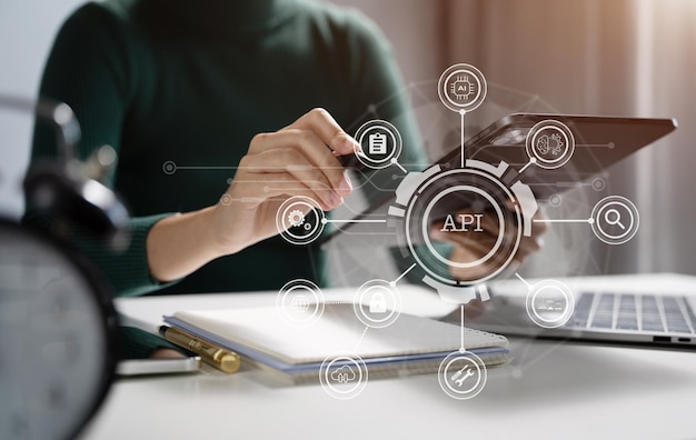 Tecnología moderna y concepto de redes mujer usando portátil, tableta y teléfono inteligente con icono de API de pantalla virtual herramienta de desarrollo de software API interfaz de programación de aplicaciones