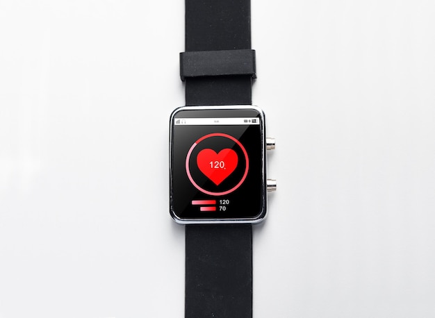 tecnología moderna, cuidado de la salud, objeto y concepto de medios: cierre del reloj inteligente negro con frecuencia cardíaca en pantalla