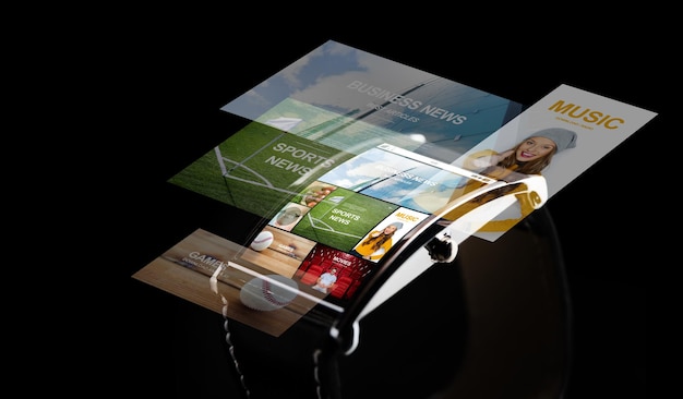 tecnología moderna, medios de comunicación, objetos y concepto de medios - cierre de reloj inteligente negro con proyección de pantalla virtual con aplicación de noticias