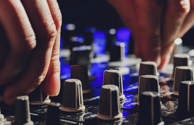 Foto tecnología musical personas y equipos concepto hombre usando consola de mezcla en estudio de grabación de sonido