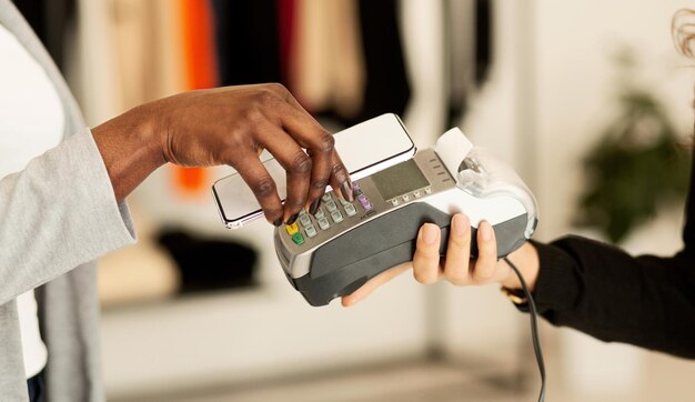 Tecnología NFC Mujer haciendo pago móvil con lector electrónico