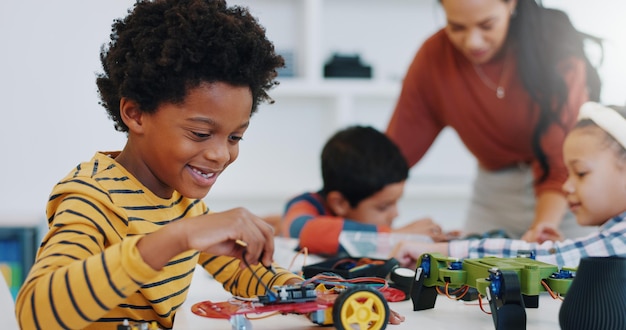 Tecnología niño y automóvil robótica en el aula para aprender educación o electrónica con juguetes de automóviles para la innovación Estudiantes escolares y conocimiento de transporte en la clase de ciencias para la investigación