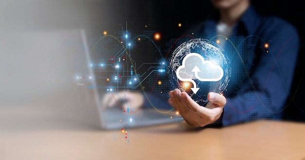 Tecnología en la nube en el concepto de red de mano y servicio de Internet de los empresarios