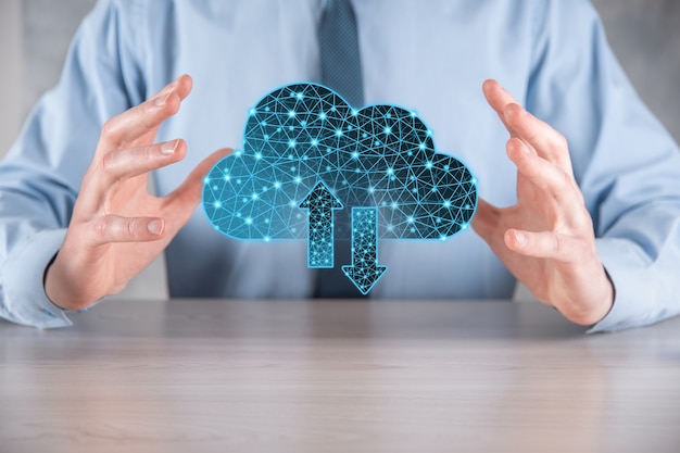 Tecnología en la nube. Signo de almacenamiento en la nube de estructura alámbrica poligonal con dos flechas hacia arriba y hacia abajo en azul oscuro. Computación en la nube, gran centro de datos, infraestructura futura, concepto de IA digital. Símbolo de alojamiento virtual