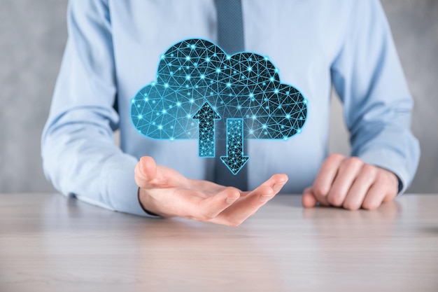 Tecnología en la nube. Signo de almacenamiento en la nube de estructura alámbrica poligonal con dos flechas hacia arriba y hacia abajo en azul oscuro. Computación en la nube, gran centro de datos, infraestructura futura, concepto de IA digital. Símbolo de alojamiento virtual