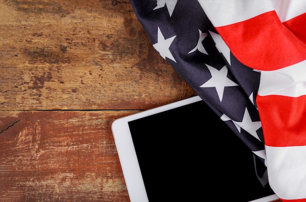 Tecnología, patriotismo, aniversario, festividades nacionales de tableta en bandera estadounidense y día de la independencia