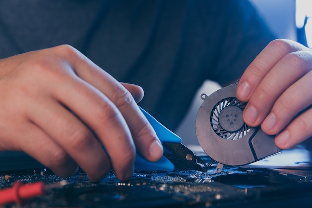 Foto tecnología de pc. taller de reparación de computadoras. ingeniero realizando mantenimiento de portátiles. desarrollador de hardware arreglando componentes electrónicos.