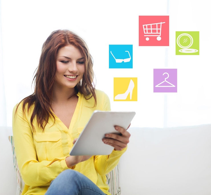 Foto tecnología, personas y concepto de internet - mujer sonriente sentada en el sofá con una computadora de tablet pc comprando en línea en casa