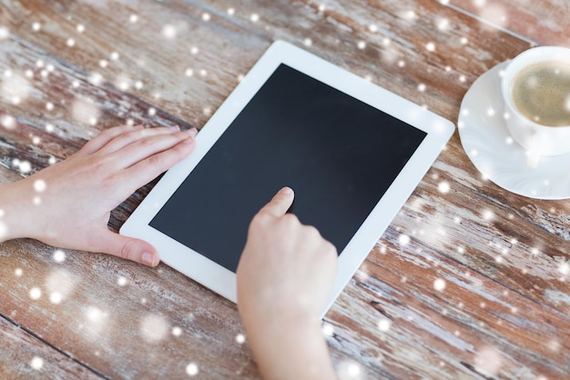 Tecnologia, pessoas e conceito de casa - close-up de mãos femininas apontando o dedo para a tela do computador tablet pc preto em branco