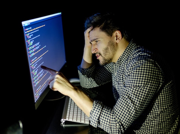 Tecnología de plazo y concepto de personas triste desarrollador de software estresado con computadora en la oficina de casa