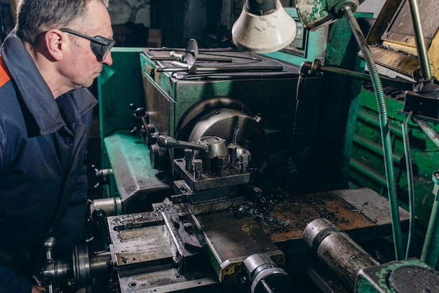 Tecnología de procesamiento de metales en una máquina cortadora de metales antigua