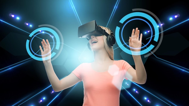 tecnología, realidad virtual, ciberespacio y concepto de personas - mujer joven feliz con auriculares de realidad virtual o gafas 3d tocando proyección de pantalla sobre fondo negro y luz láser