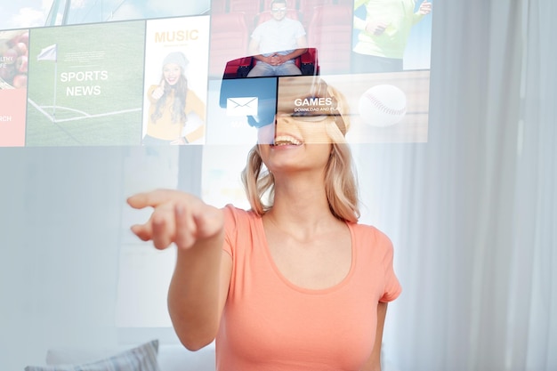 Foto tecnologia, realidade aumentada, conceito de mídia e pessoas - jovem feliz com fone de ouvido virtual ou óculos 3d olhando para projeção de notícias