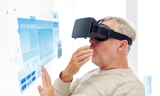 tecnologia, realidade aumentada, jogos, entretenimento e conceito de pessoas - homem sênior em fone de ouvido ou óculos 3d com telas virtuais