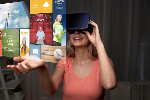 Foto tecnologia, realidade virtual, ciberespaço, entretenimento e conceito de pessoas - jovem feliz com fone de ouvido de realidade virtual ou óculos 3d em casa olhando para a projeção de notícias